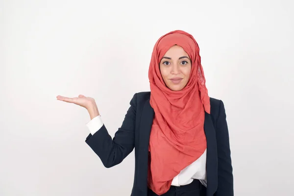 Positivo Mulher Muçulmana Bonita Usa Blazer Preto Hijab Diz Wow — Fotografia de Stock