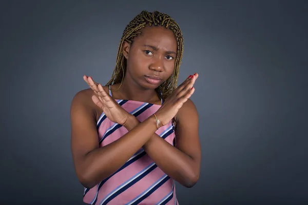 Junge Schöne Afrikanisch Amerikanische Frau Kreuzt Hände Tun Verweigerung Negatives — Stockfoto