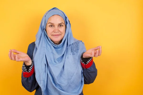 What Portrait Arrogant Unbothered Good Looking Middle Aged Muslim Woman — Stock Photo, Image