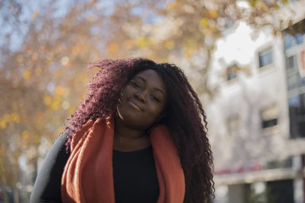 若い美しい幸せなアフリカ系アメリカ人女性 秋の公園で黒いタートルネックを着用した長い髪 — ストック写真