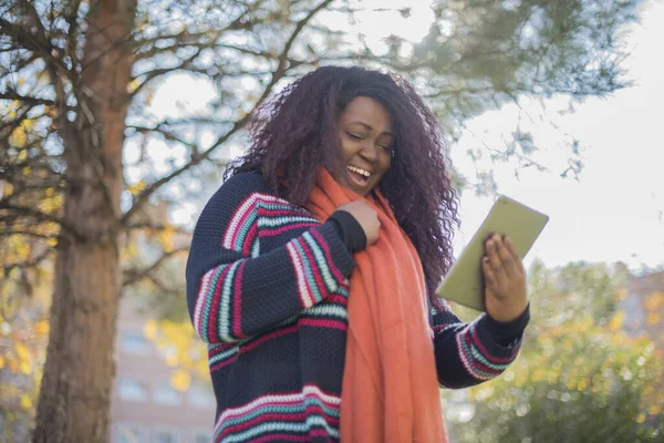 Όμορφη Αφροαμερικανή Γυναίκα Μακριά Μαλλιά Φορώντας Πολύχρωμο Πουλόβερ Smartphone Στο — Φωτογραφία Αρχείου
