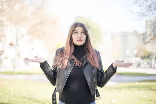 Jovem Bela Mulher Está Confusa Parque — Fotografia de Stock