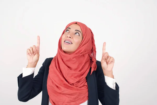 Mulher Muçulmana Bonita Usa Blazer Preto Hijab Apontando Ambos Dedos — Fotografia de Stock