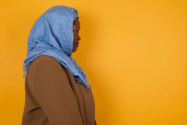 Perfil Mujer Musulmana Afroamericana Seria Con Piel Sana Pura Tiene —  Fotos de Stock