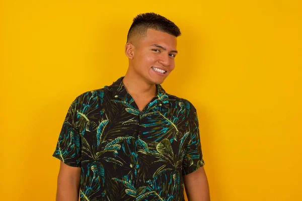 Kameraya gülümseyen utangaç sarışın çocuk. Stüdyonun arka planına zımparalayan genç İspanyol adam utangaç hissediyor..