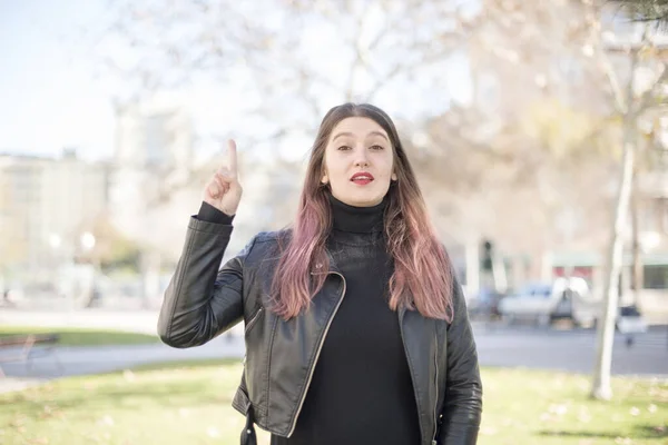 Genç Güzel Bir Kadın Parkı Işaret Ediyor — Stok fotoğraf