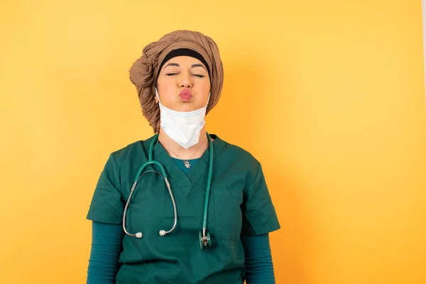 Mladý Krásný Muslimský Lékař Žena Zelené Lékařské Uniformě Foukání Tváře — Stock fotografie