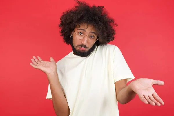 Jovem Com Cabelo Afro Confundido Com Parede Vermelha — Fotografia de Stock