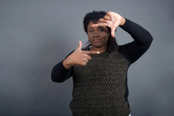 Retrato Mujer Afroamericana Joven Ropa Casual Con Expresión Alegre Vestida —  Fotos de Stock