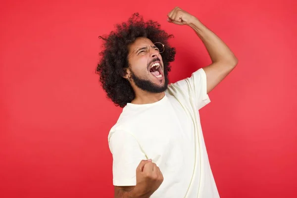 Joven Con Pelo Afro Celebrando Contra Pared Roja — Foto de Stock