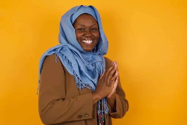 Jovem Afro Americana Bem Sucedida Muçulmana Contra Parede Amarela Sentindo — Fotografia de Stock