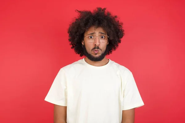Junger Mann Mit Afro Haaren Ist Traurig Gegen Rote Wand — Stockfoto