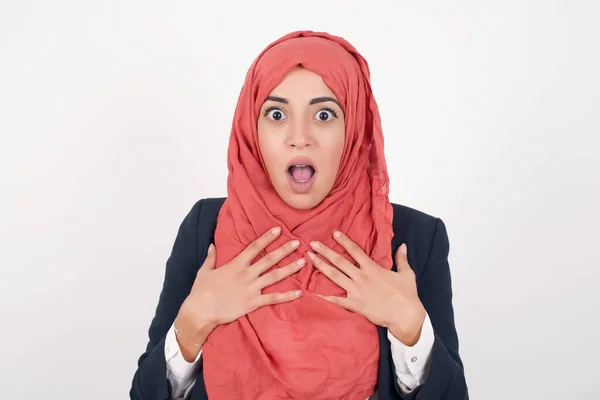 Σοκαρισμένη Φοβισμένη Όμορφη Μουσουλμάνα Γυναίκα Φοράει Μαύρο Σακάκι Και Μαντίλα — Φωτογραφία Αρχείου