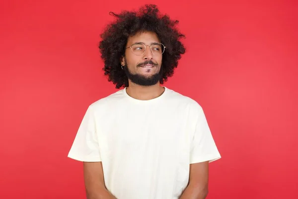 Junger Mann Mit Afro Haaren Blickt Gegen Rote Wand — Stockfoto