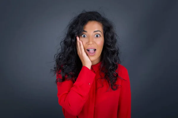 Mulher Morena Com Cabelo Encaracolado Vestindo Camisa Vermelha Olhando Surpreso — Fotografia de Stock