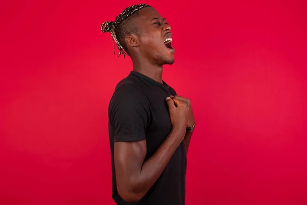 Hombre Afroamericano Guapo Vistiendo Camiseta Negra Sobre Fondo Rojo Emocionado —  Fotos de Stock