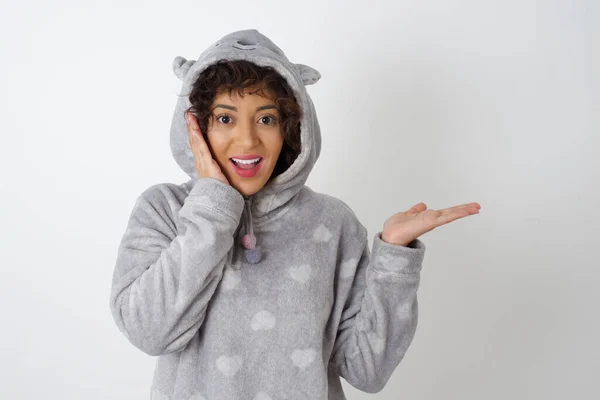 Positieve Vrouw Pyjama Zegt Wow Hoe Spannend Het Heeft Verbaasd — Stockfoto