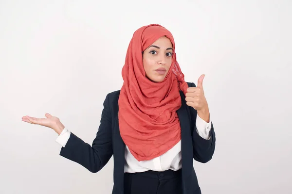 Mulher Muçulmana Bonita Usa Blazer Preto Hijab Mostrando Polegar Para — Fotografia de Stock