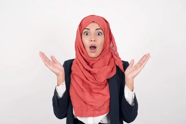 Überraschungskonzept Porträt Der Schönen Muslimischen Frau Trägt Schwarzen Blazer Und — Stockfoto