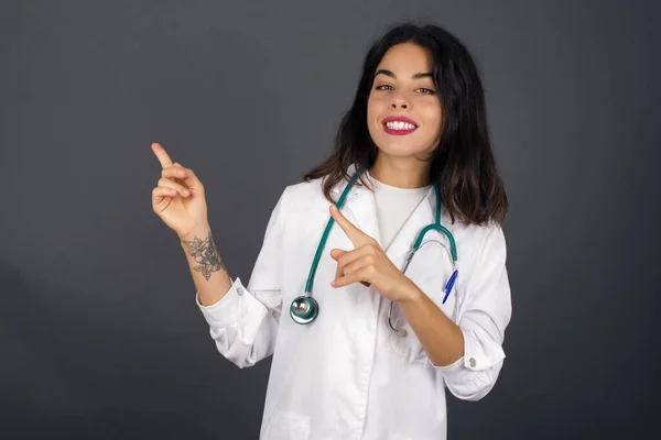 Concetto Pubblicitario Positivo Bella Donna Medico Caucasico Con Sorriso Raggiante — Foto Stock