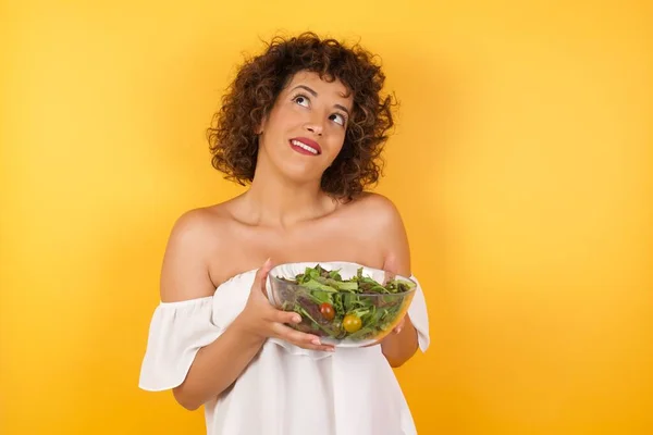 Porträt Einer Geheimnisvollen Charmanten Araberin Mit Salat Die Mit Rätselhaftem — Stockfoto