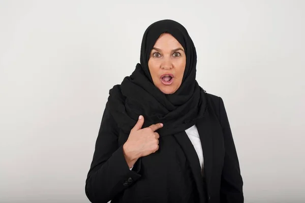Zaskoczona Piękna Muzułmanka Czarnym Hidżabie Oszołomieniu Zdumiony Wyraz Twarzy Wskazujący — Zdjęcie stockowe