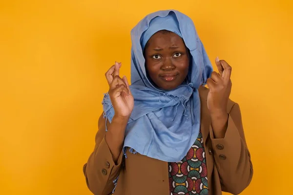 Vacker Ung Afroamerikansk Muslimsk Kvinna Håller Tummarna Med Oroliga Uttryck — Stockfoto