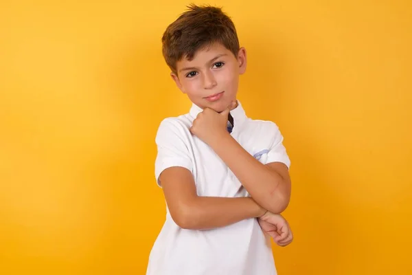 Söt Pojke Tänker Mot Gul Vägg — Stockfoto