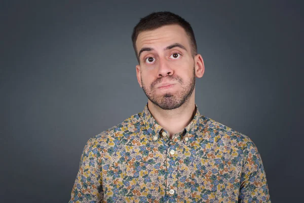 Komik yüzlü, yanak şişiren yakışıklı genç adam. Havayla şişmiş ağız, çılgın bir ifade..