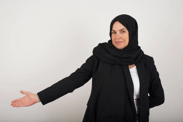 Portret Pięknej Muzułmanki Czarnym Hidżabie Ramieniem Miłym Geście Szarym Tle — Zdjęcie stockowe