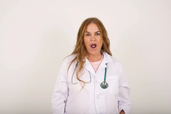 Emotionaler Arzt Mit Geöffnetem Mund Drückt Überraschung Und Angst Aus — Stockfoto