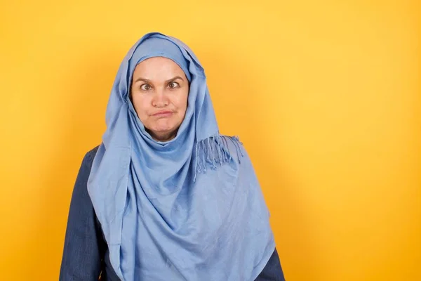 Funny Comic Middle Aged Muslim Woman Hijab Crosses Eyes Puts — Stock Photo, Image