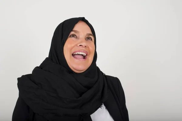 Radosna Muzułmanka Czarnym Hidżabie Bawiąca Się Śmiejąca Dobrego Dowcipu Lub — Zdjęcie stockowe