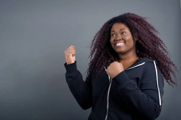 Afrikanische Amerikanerin Lässiger Kleidung Jubelt Über Ihren Erfolg Und Sieg — Stockfoto