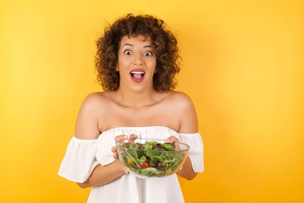 Wow Schöne Weibliche Halblange Vorderseite Porträt Mit Einem Salat Gekleidet — Stockfoto