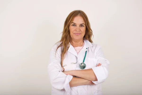 Cintura Até Retrato Bela Jovem Médica Mulher Com Expressão Positiva — Fotografia de Stock