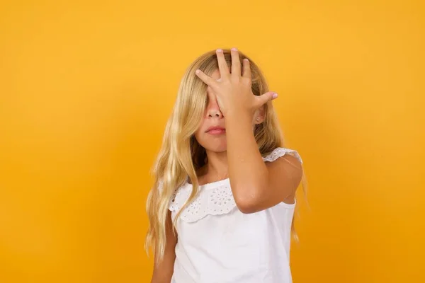 Linda Chica Cerrando Cara Sobre Fondo Amarillo — Foto de Stock