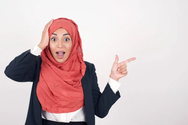 Porträt Der Schönen Muslimischen Frau Trägt Schwarzen Blazer Und Hijab — Stockfoto