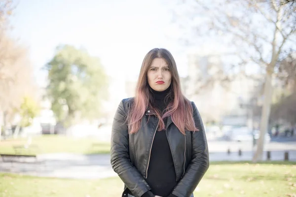 Jonge Mooie Vrouw Het Park — Stockfoto