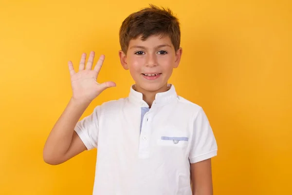 Schattig Jongen Tonen Vijf Vingers Tegen Gele Muur — Stockfoto