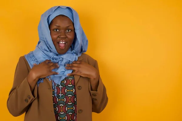 Choqué Peur Belle Jeune Femme Musulmane Afro Américaine Garde Les — Photo