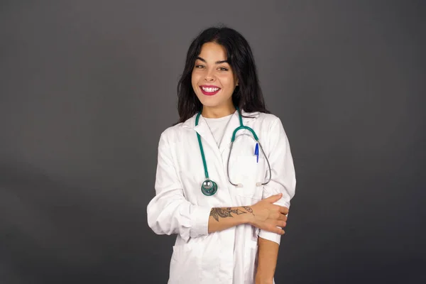 Adorável Bem Humorado Jovem Médico Caucasiano Mulher Ter Sorriso Encantador — Fotografia de Stock