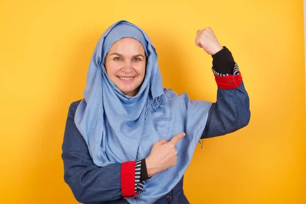 Pas Górę Strzał Muzułmanki Średnim Wieku Hidżabie Podnosi Rękę Aby — Zdjęcie stockowe