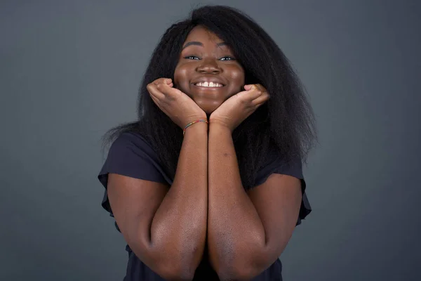 Afro Amerikan Kadın Portresi Duygularla Dolup Taşıyor Heyecanını Mutluluğunu Yüzüne — Stok fotoğraf