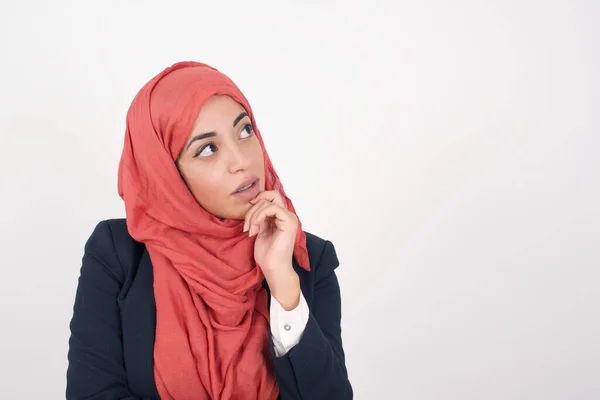 Expressões Faciais Emoções Pensativo Mulher Muçulmana Bonita Usa Blazer Preto — Fotografia de Stock