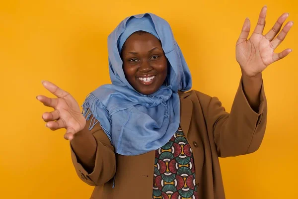 Linda Jovem Afro Americana Muçulmana Vestindo Roupas Casuais Sobre Fundo — Fotografia de Stock