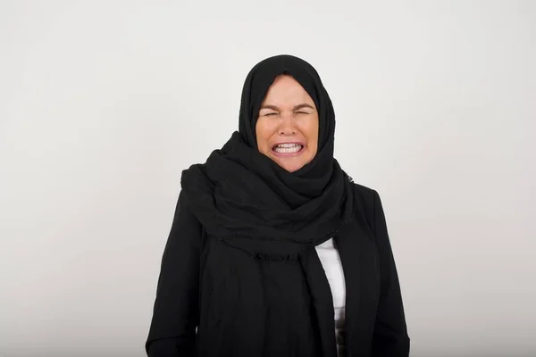 Expresiones Humanas Negativas Actitud Mujer Musulmana Enojada Insatisfecha Hiyab Negro — Foto de Stock