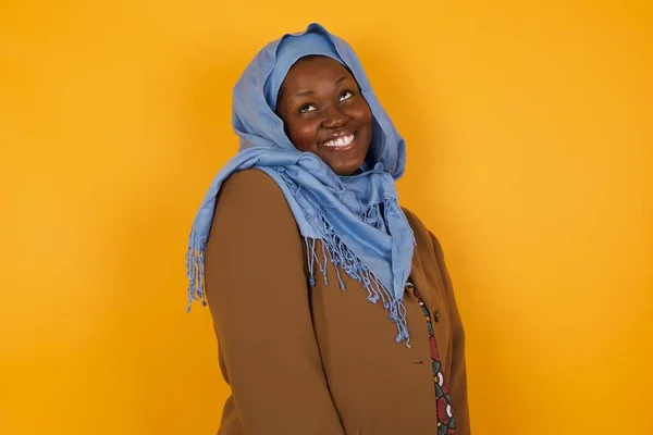 Porträtt Mystiska Charmiga Afroamerikanska Muslimska Kvinna Tittar Upp Med Gåtfulla — Stockfoto