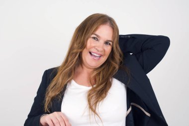 Mutlu, orta yaşlı, pozitif gülüşlü, uzun saçlı bir kadın. Haftasonunun keyfini çıkarıyor. Yorucu bir haftadan sonra dinleniyor..