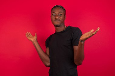 İfadesinden şüphe duyan yakışıklı bir adam. Kafa karıştırıcı ve şaşırtıcı bir konsept. Belirsiz bir gelecek omuz silkiyor..